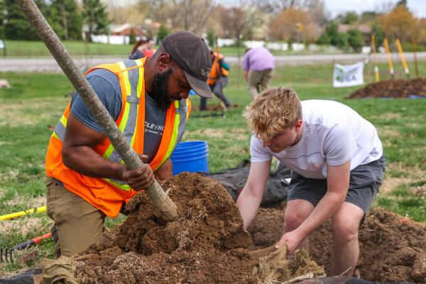 UK Honors class planting trees